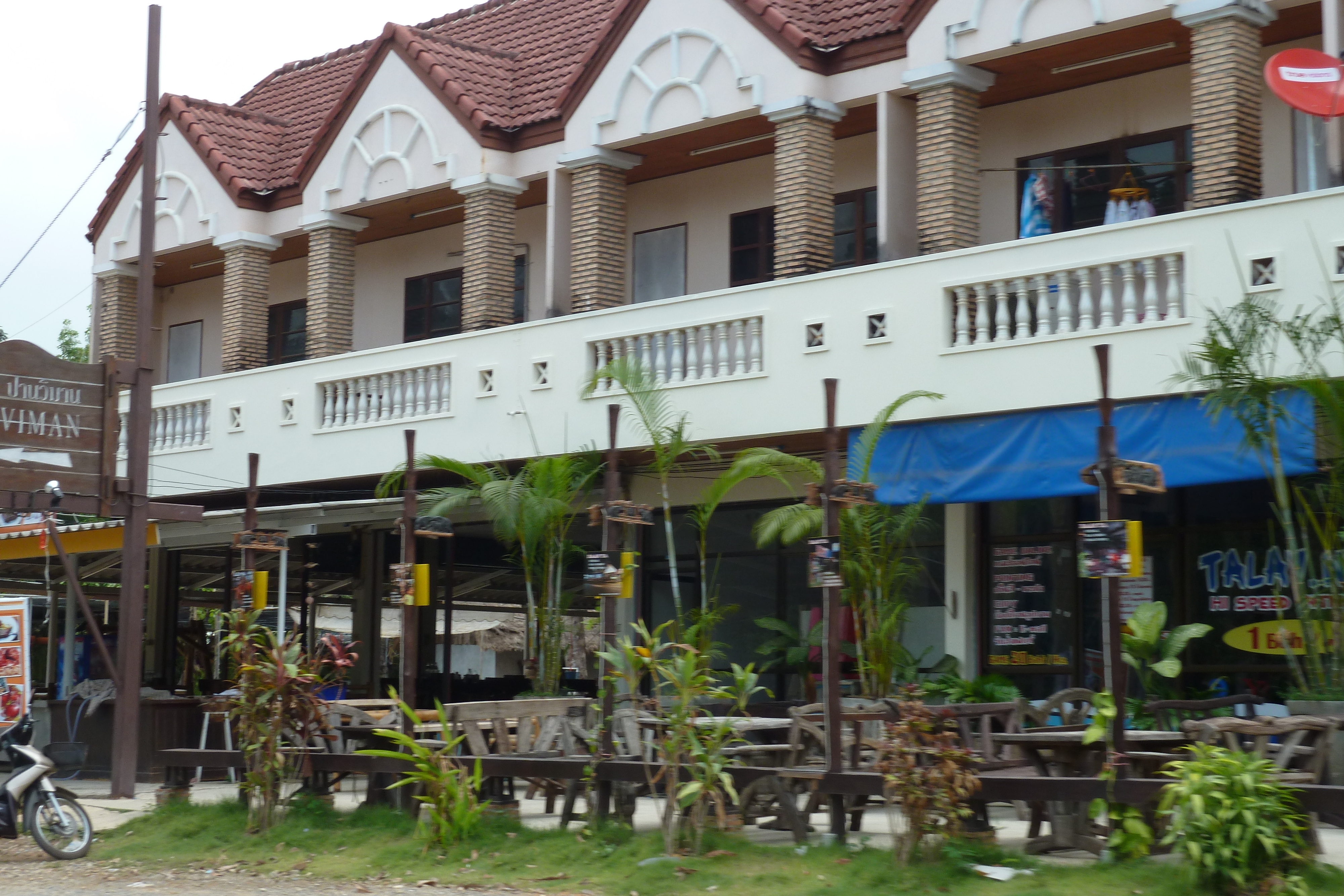 Picture Thailand Ko Chang Island road 2011-02 46 - Discovery Island road