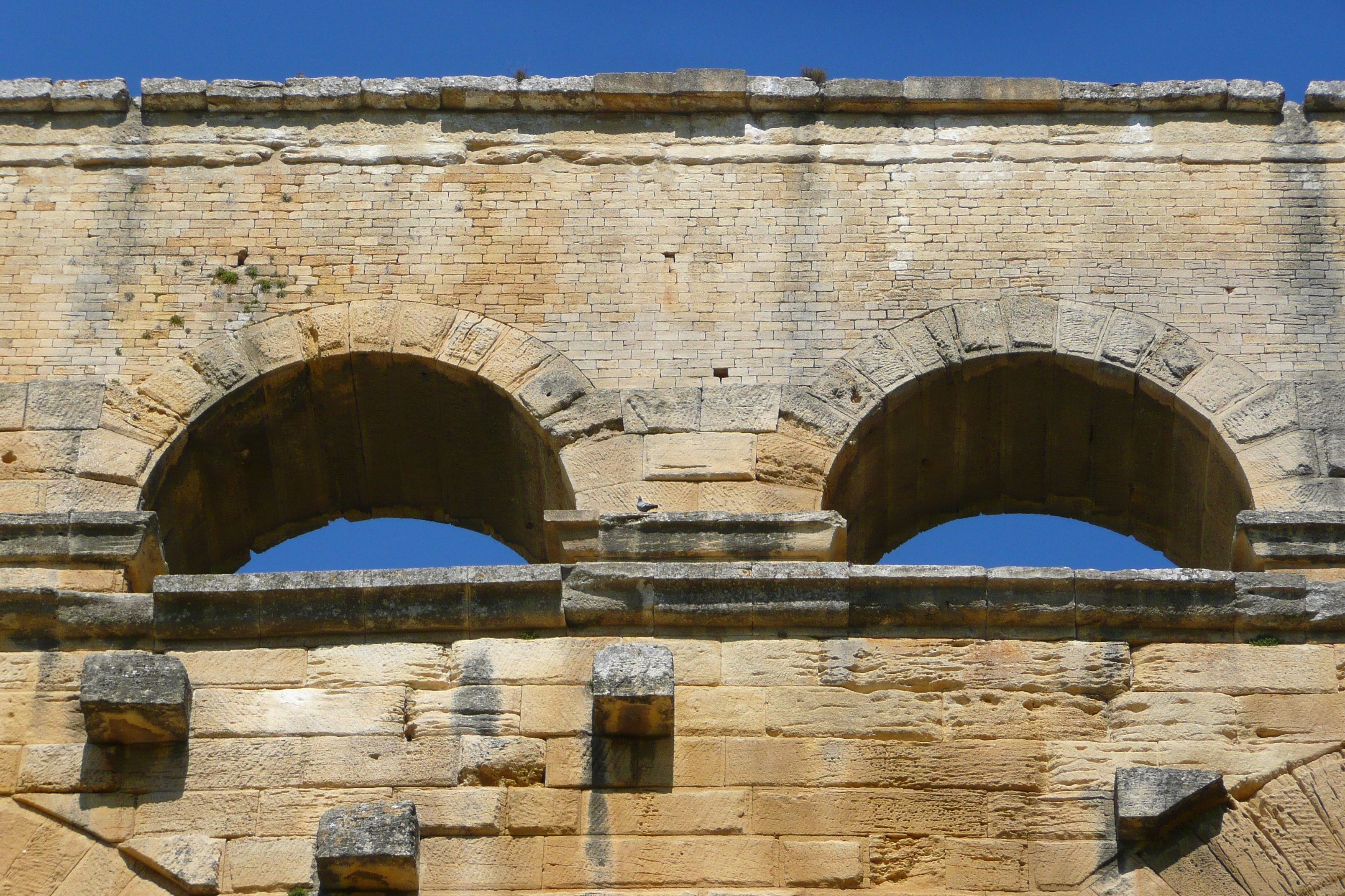 Picture France Pont du Gard 2008-04 71 - Center Pont du Gard