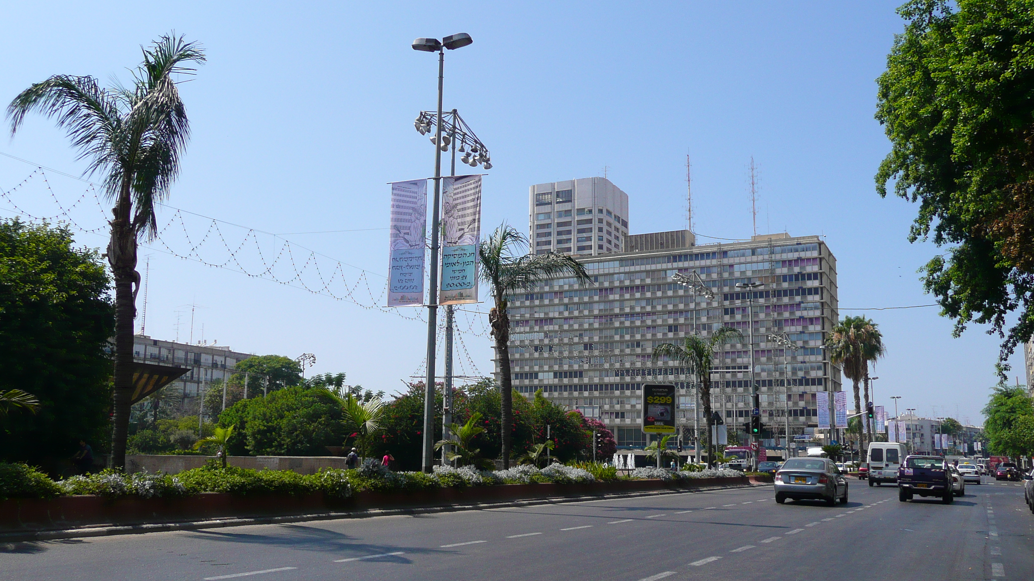 Picture Israel Tel Aviv Ibn Gvirol Street 2007-06 35 - Tour Ibn Gvirol Street