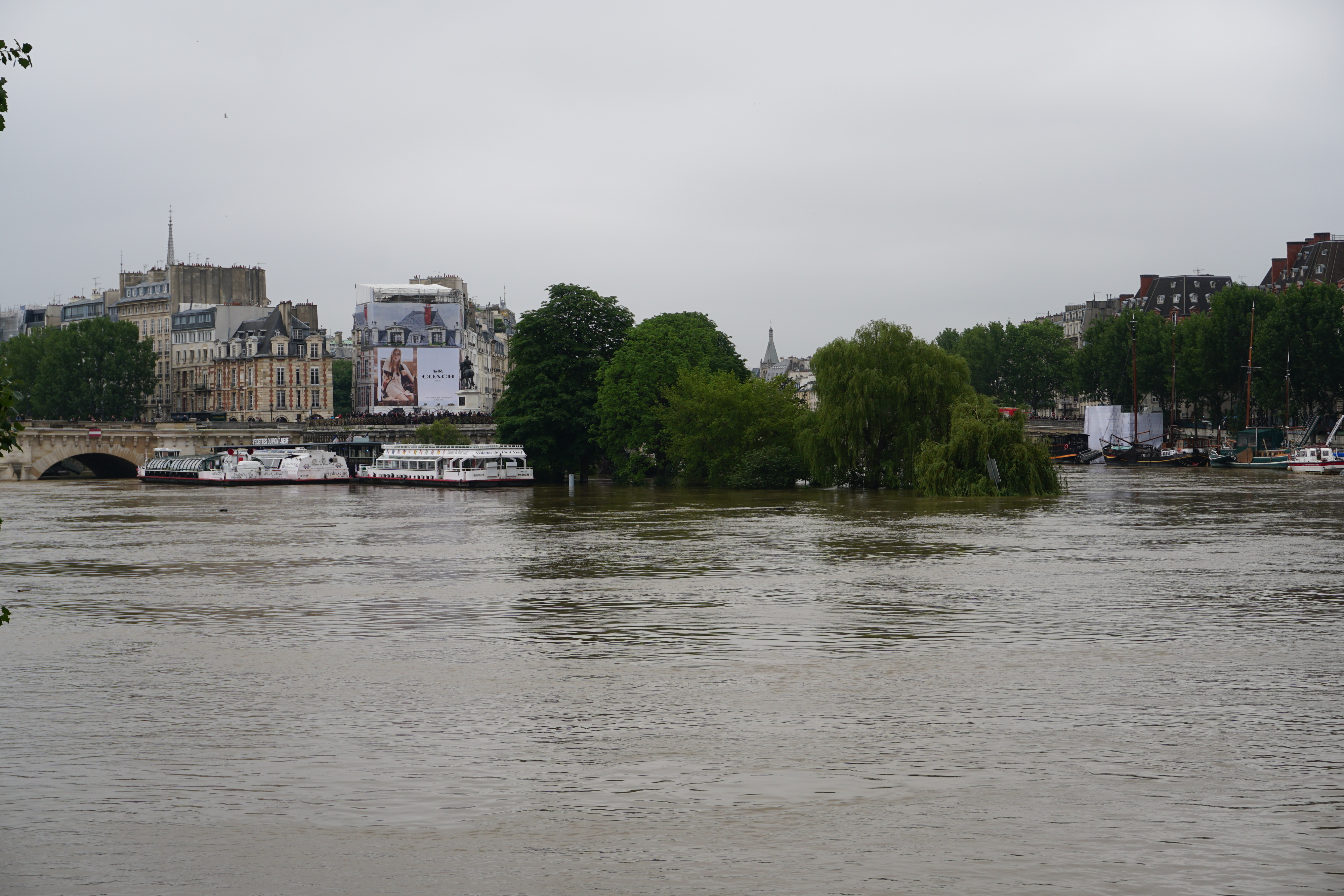 Picture France Paris Seine river 2016-06 26 - Center Seine river