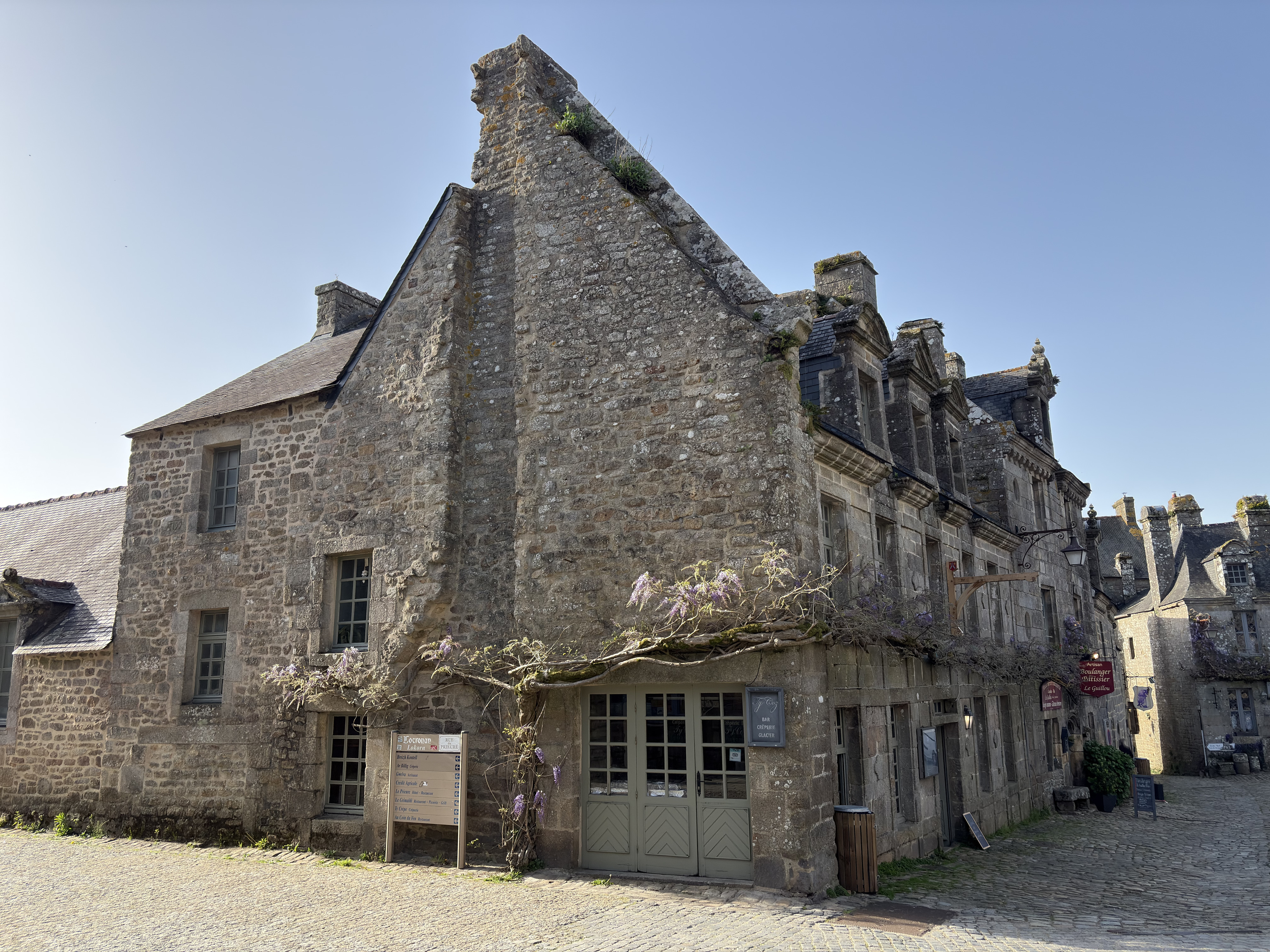 Picture France Locronan 2026-04 102 - Recreation Locronan