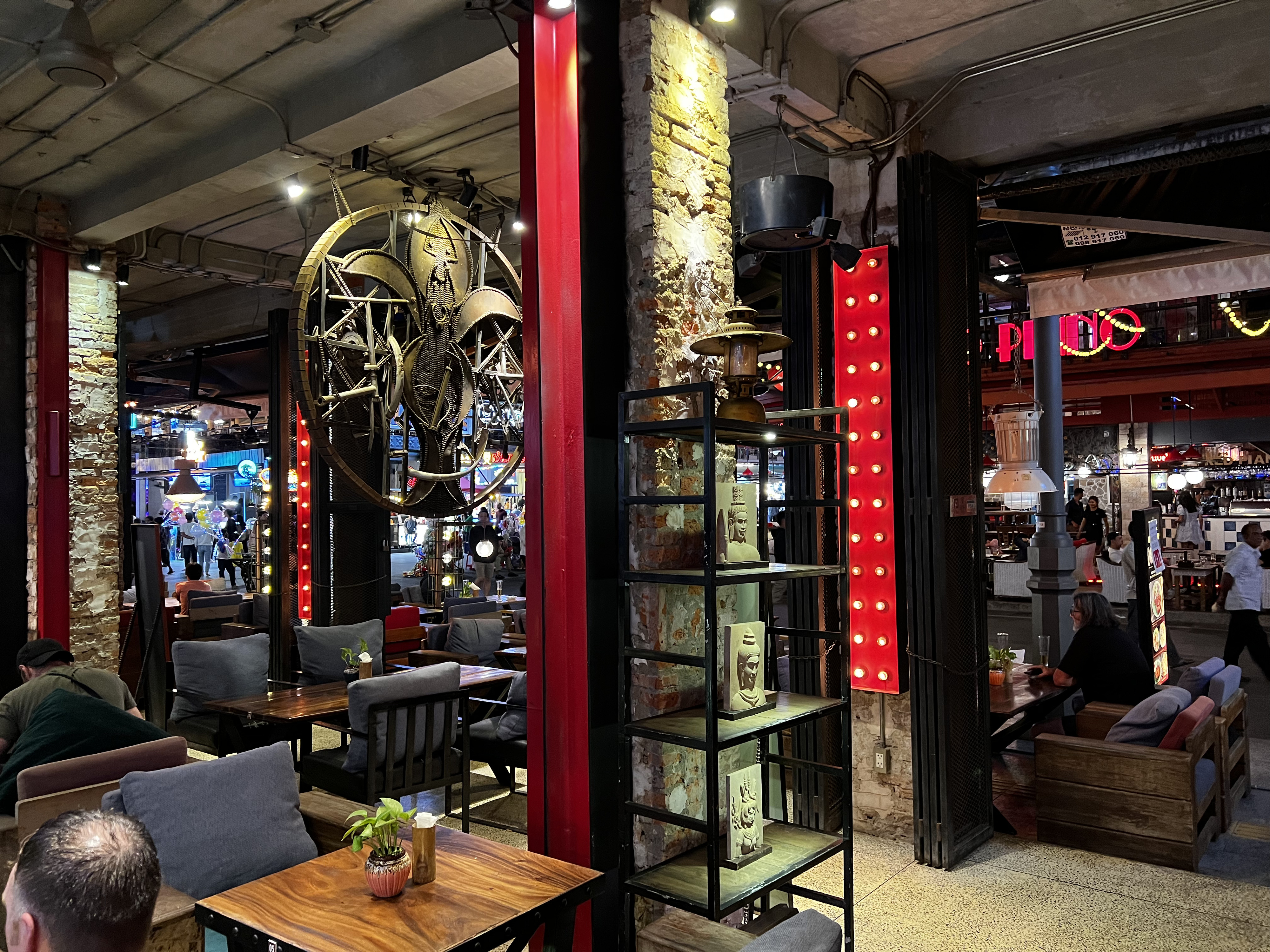 Picture Cambodia Siem Reap Pub Street 2023-01 31 - Tour Pub Street