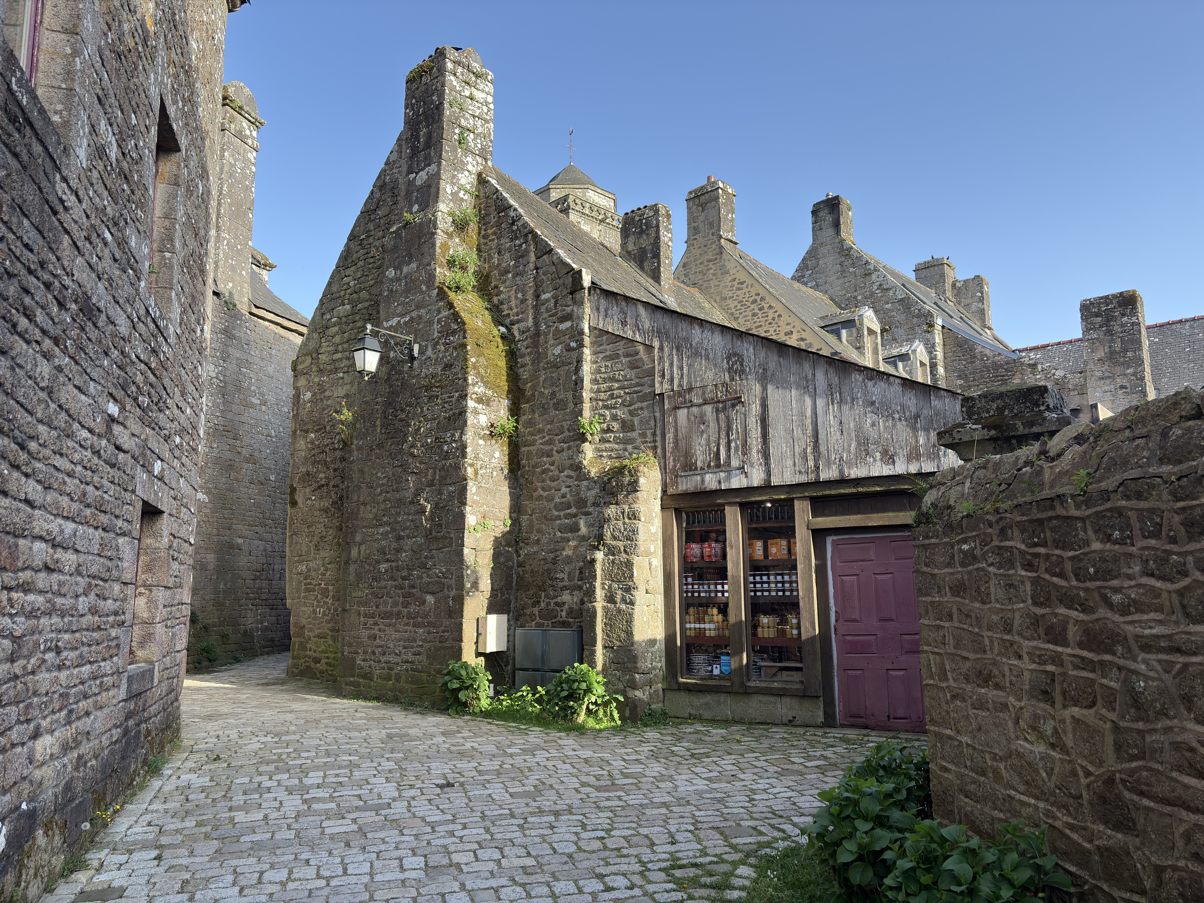 Picture France Locronan 2026-04 81 - Recreation Locronan