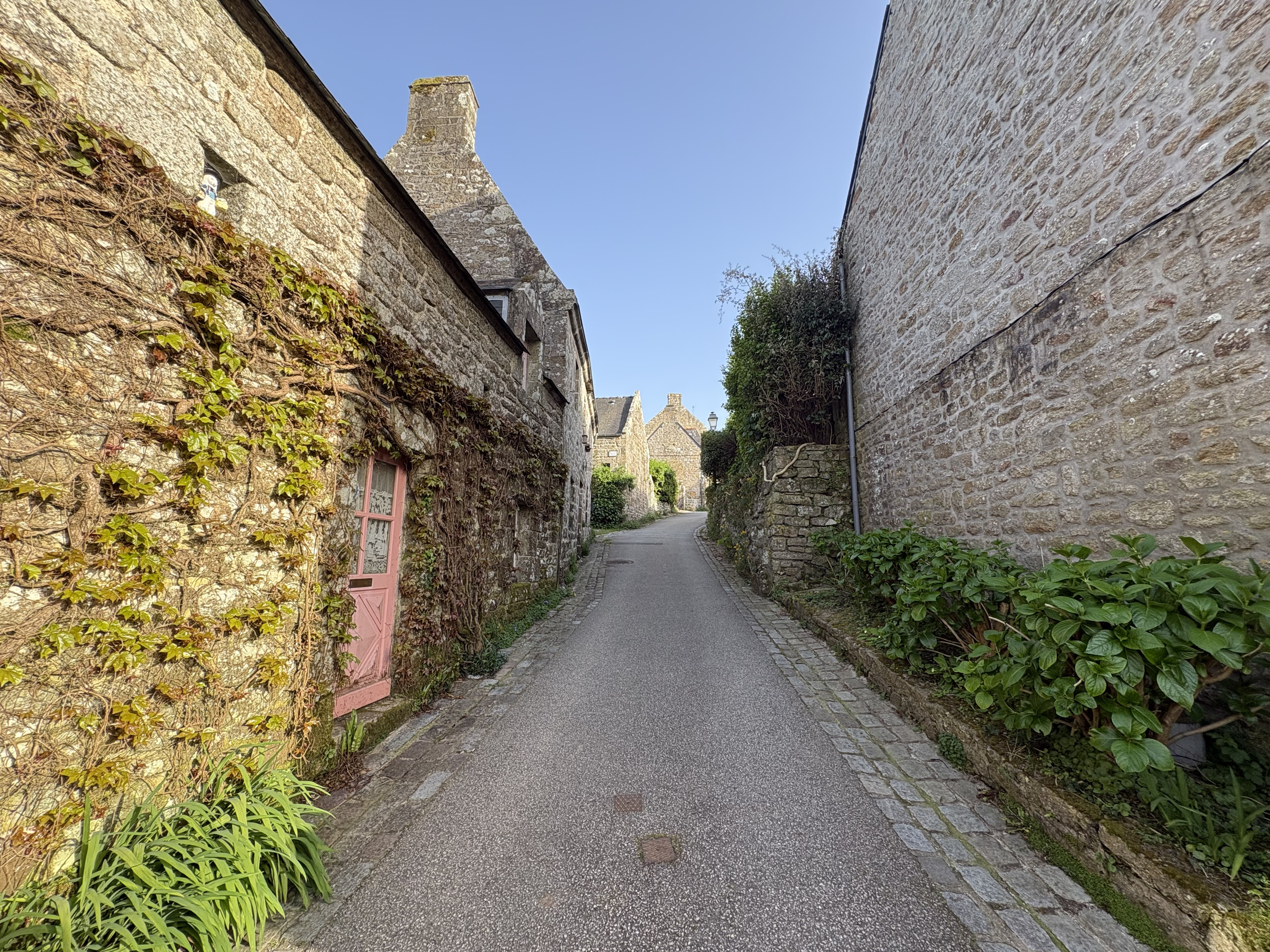 Picture France Locronan 2026-04 134 - Tours Locronan