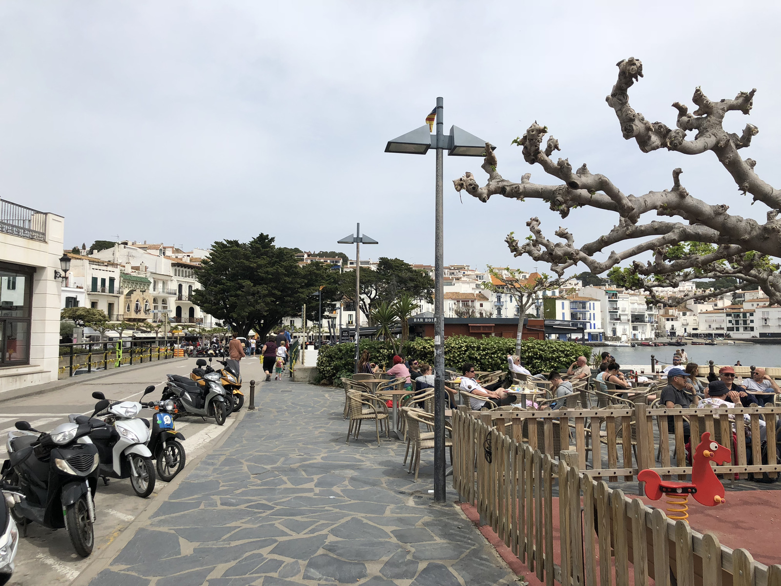 Picture Spain Cadaques 2018-04 10 - Shopping Mall Cadaques