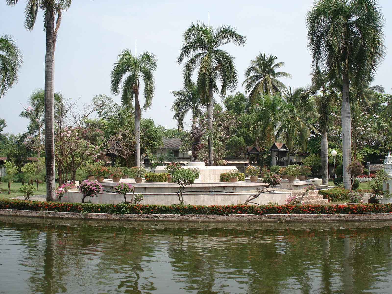 Picture Thailand Chiang Mai Inside Canal Buak Had Park 2006-04 13 - Car Buak Had Park