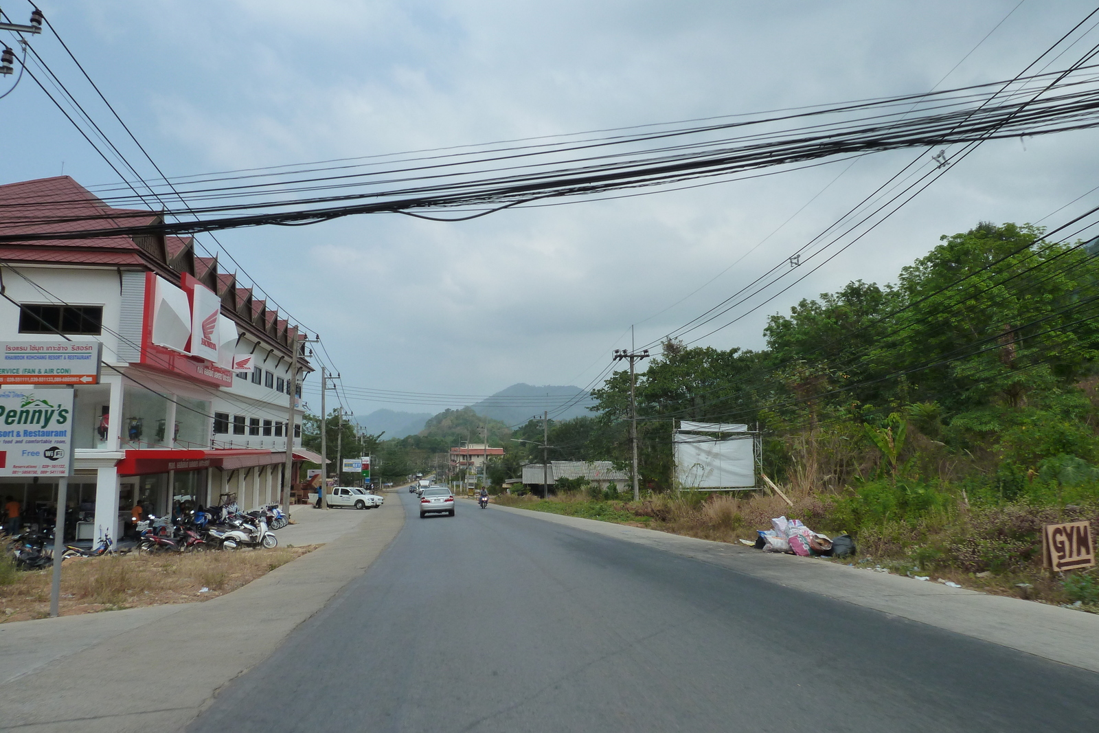 Picture Thailand Ko Chang Island road 2011-02 16 - Perspective Island road