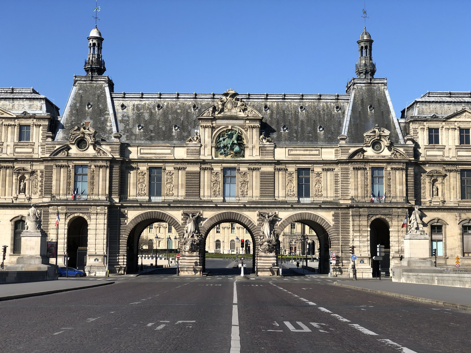 Picture France Paris lockdown 2020-04 126 - Car Paris lockdown