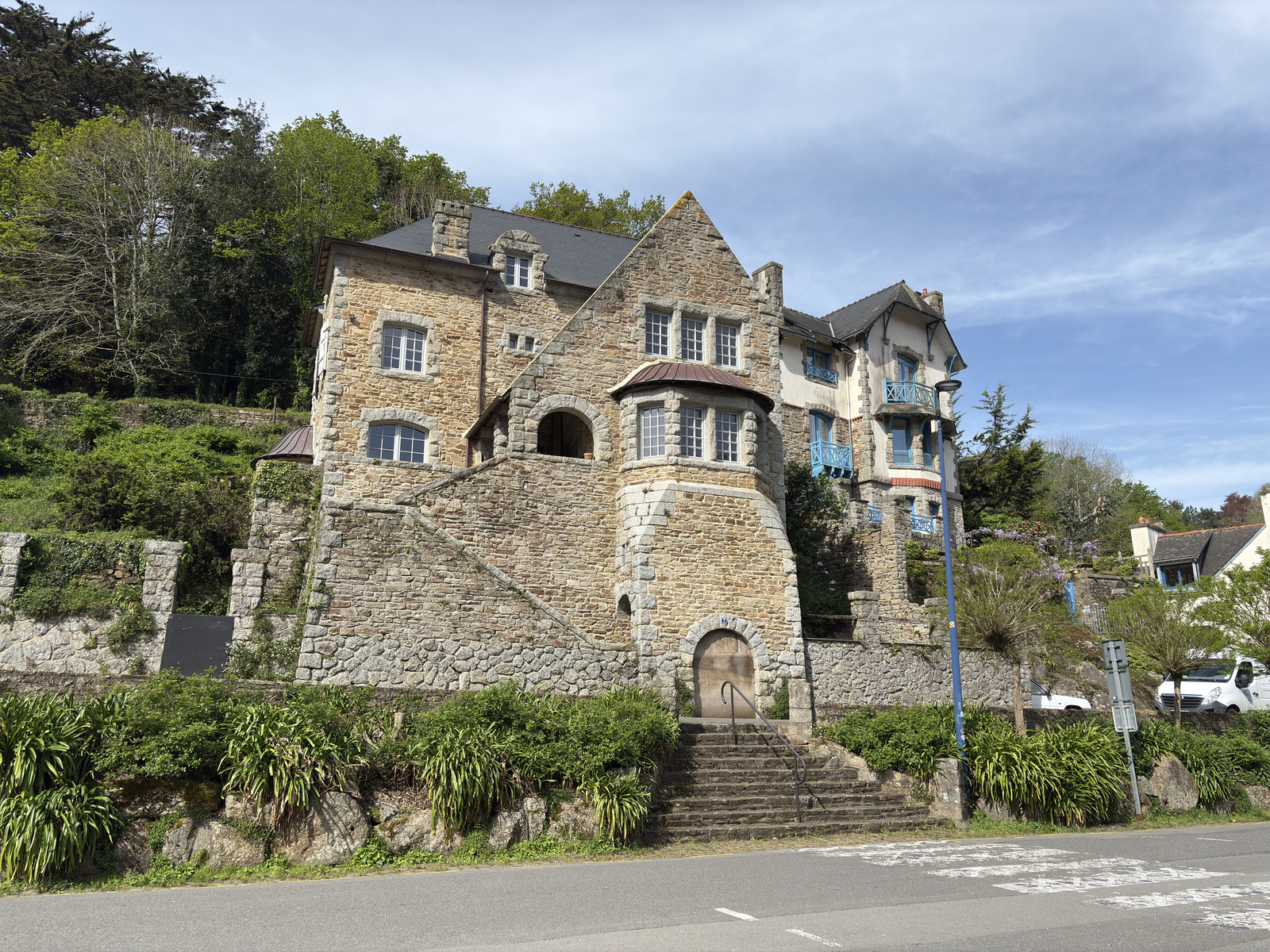 Picture France Pont Aven 2026-04 35 - Car Pont Aven