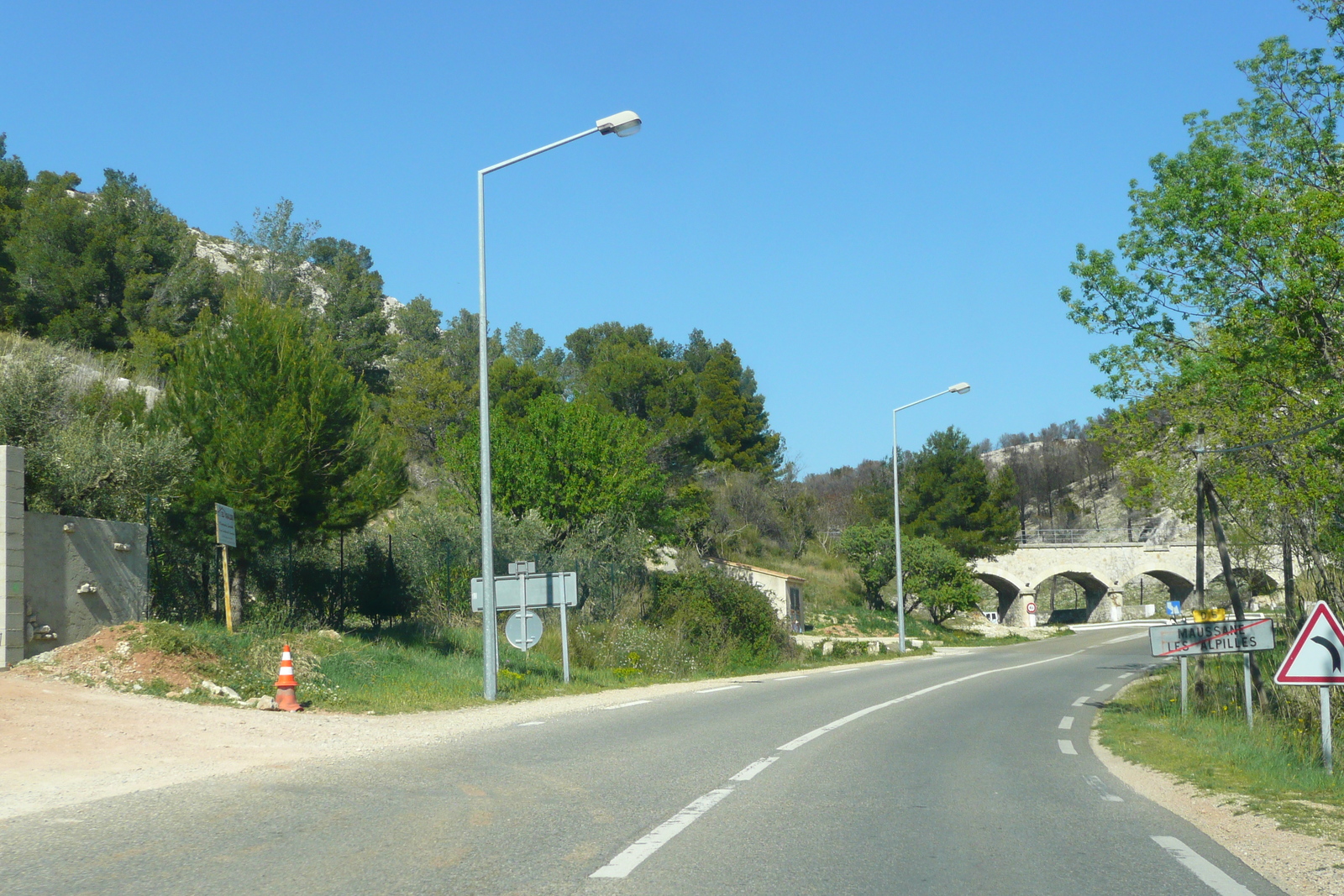 Picture France Provence Mouries to Baux de Provence road 2008-04 23 - Perspective Mouries to Baux de Provence road