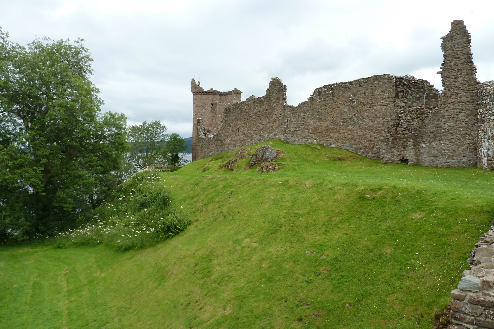 Picture United Kingdom Scotland Urquhart Castle (Loch Ness) 2011-07 15 - Car Urquhart Castle (Loch Ness)
