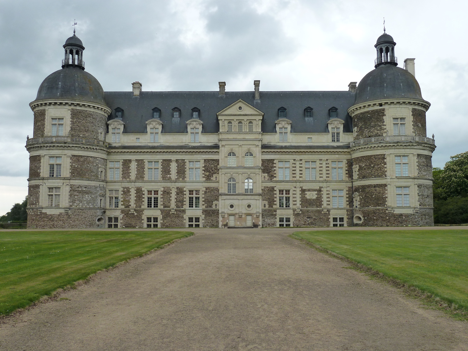 Picture France Serrant castle 2010-04 17 - Road Serrant castle
