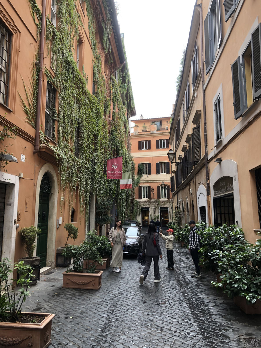Picture Italy Rome 2024-09 70 - Shopping Rome
