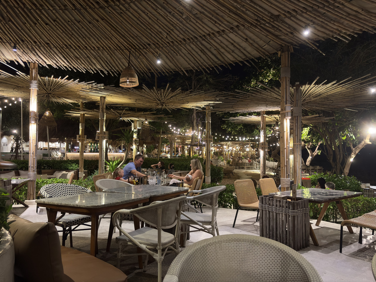 Picture Thailand Pattaya Oxygen Restaurant 2025-12 17 - Hotel Pool Oxygen Restaurant