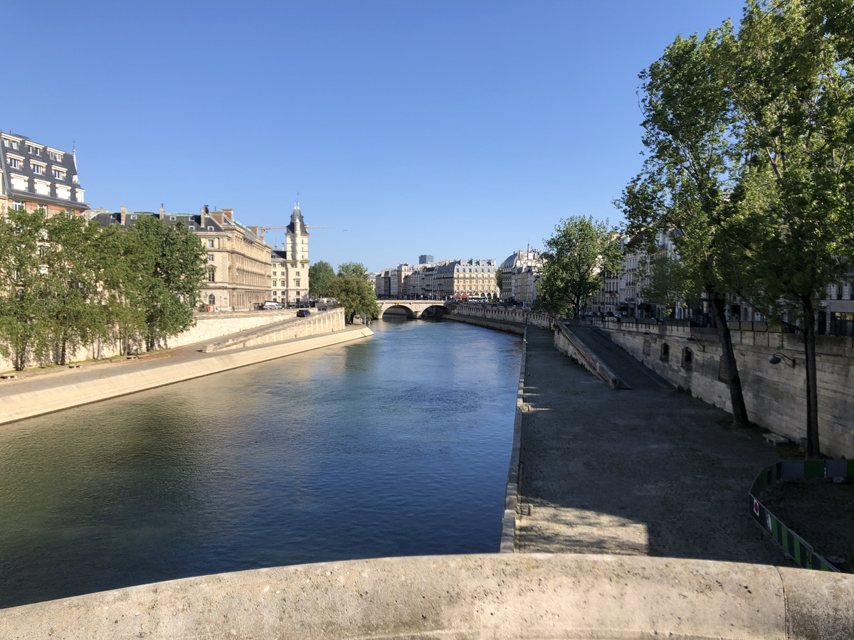 Picture France Paris lockdown 2020-04 53 - Hotel Pool Paris lockdown