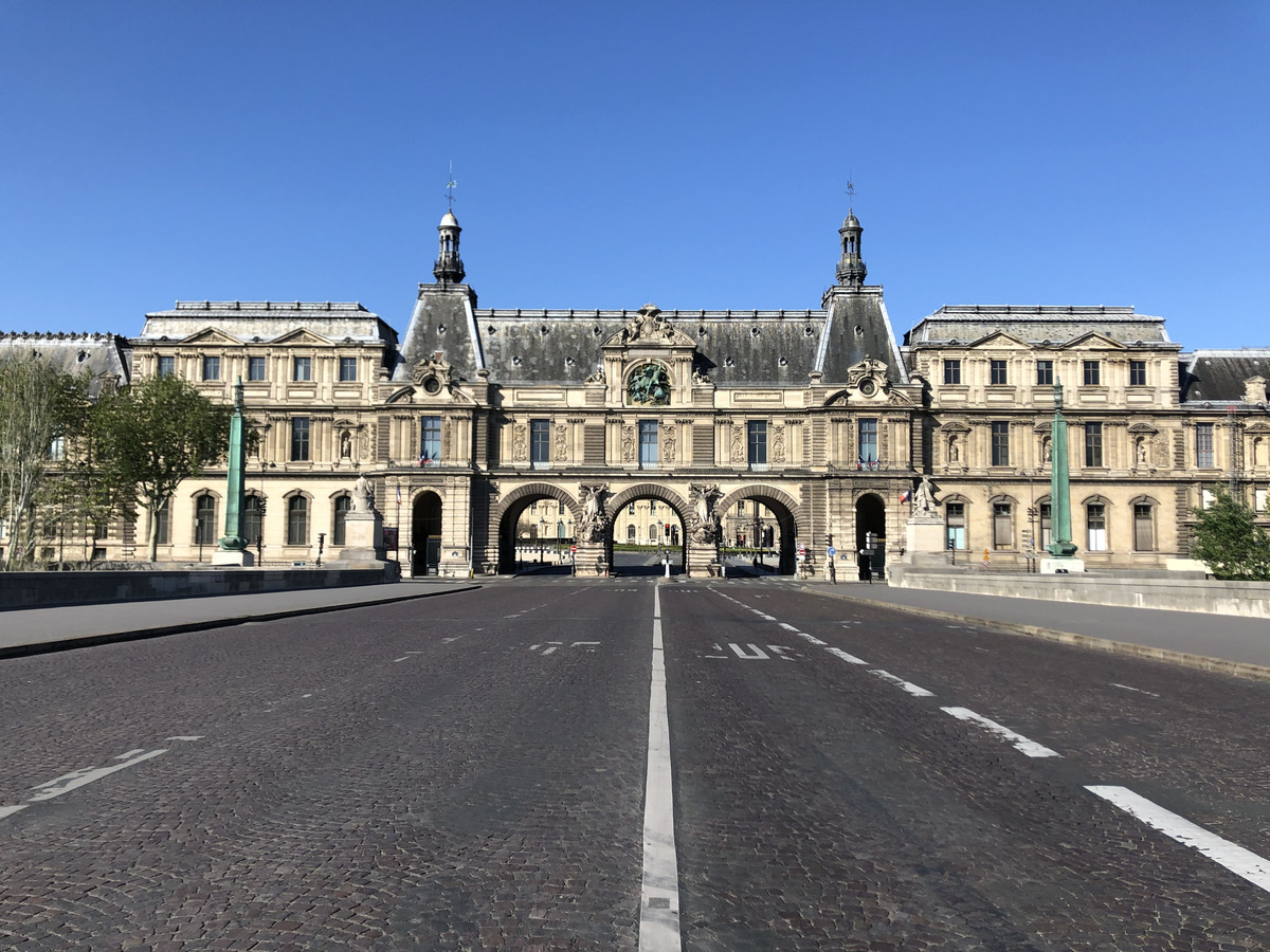 Picture France Paris lockdown 2020-04 189 - Hotel Pool Paris lockdown
