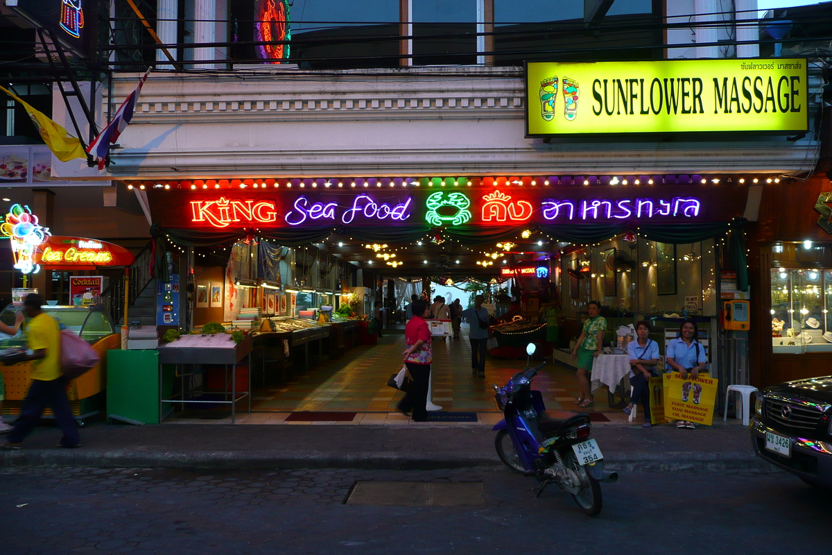 Picture Thailand Pattaya Walking Street 2008-01 12 - Monument Walking Street