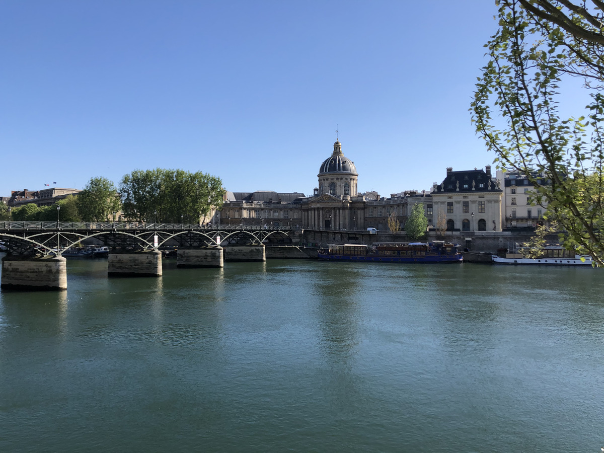 Picture France Paris lockdown 2020-04 95 - Hotel Pool Paris lockdown