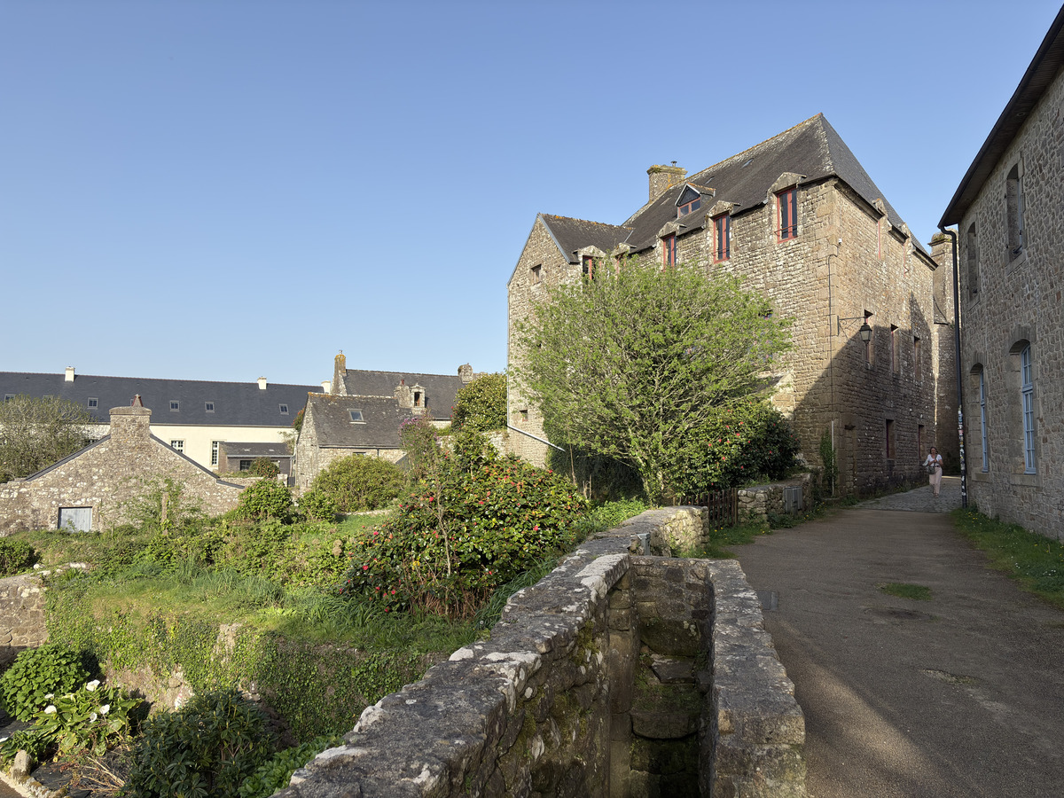 Picture France Locronan 2026-04 31 - To see Locronan