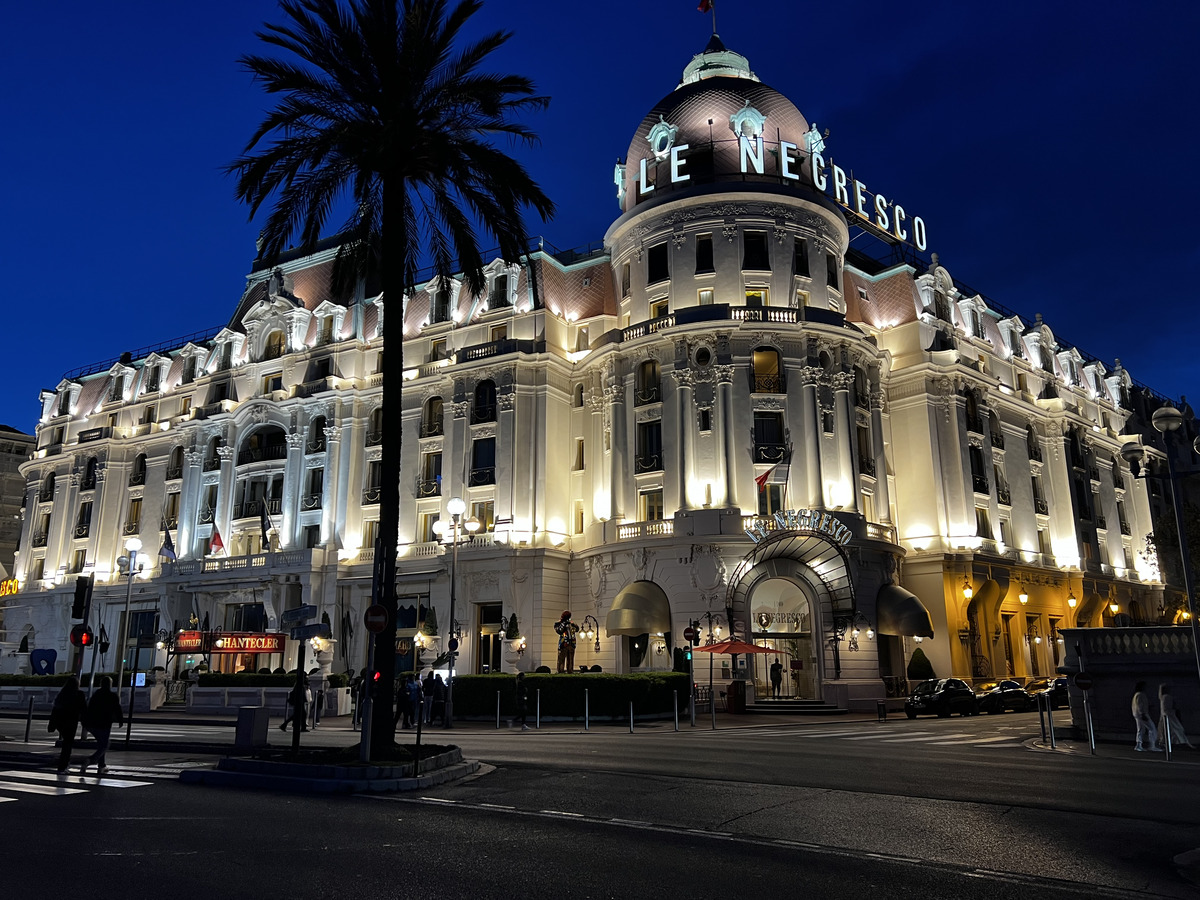 Picture France Nice 2024-04 32 - Hotel Pools Nice