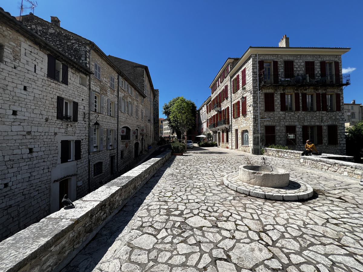 Picture France Vence 2024-04 35 - Lands Vence