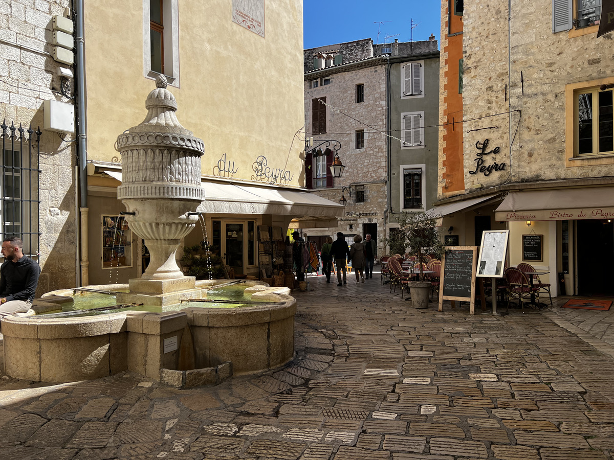 Picture France Vence 2024-04 19 - Hotel Pools Vence
