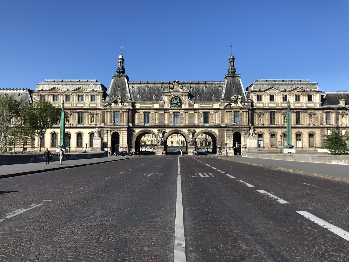Picture France Paris lockdown 2020-04 10 - Hotel Pools Paris lockdown