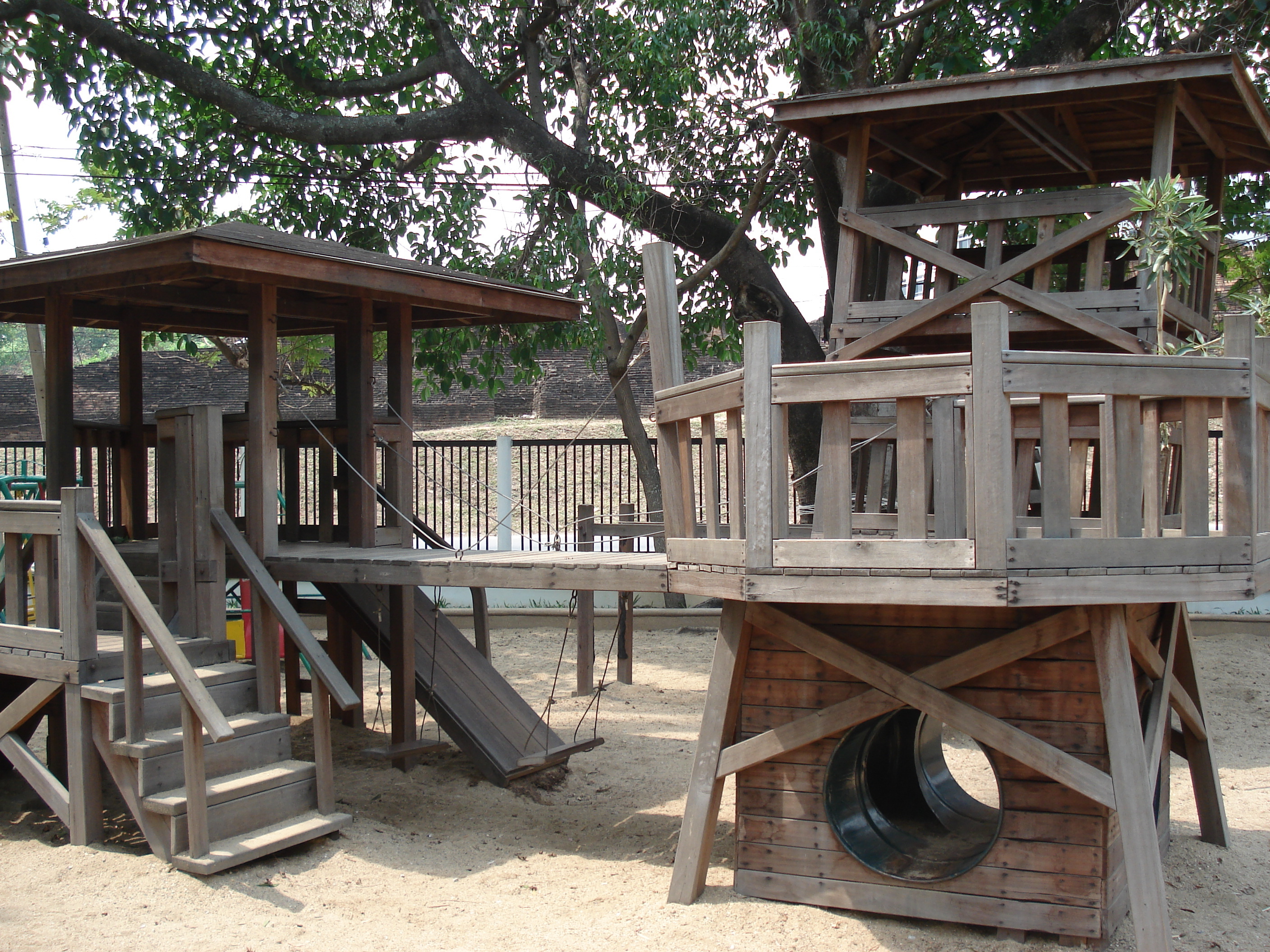 照片 泰国(Thailand) 清迈(Chiang Mai) 护城河内(Inside Canal) 布阿哈公园(Buak Had Park) 2006-04 3