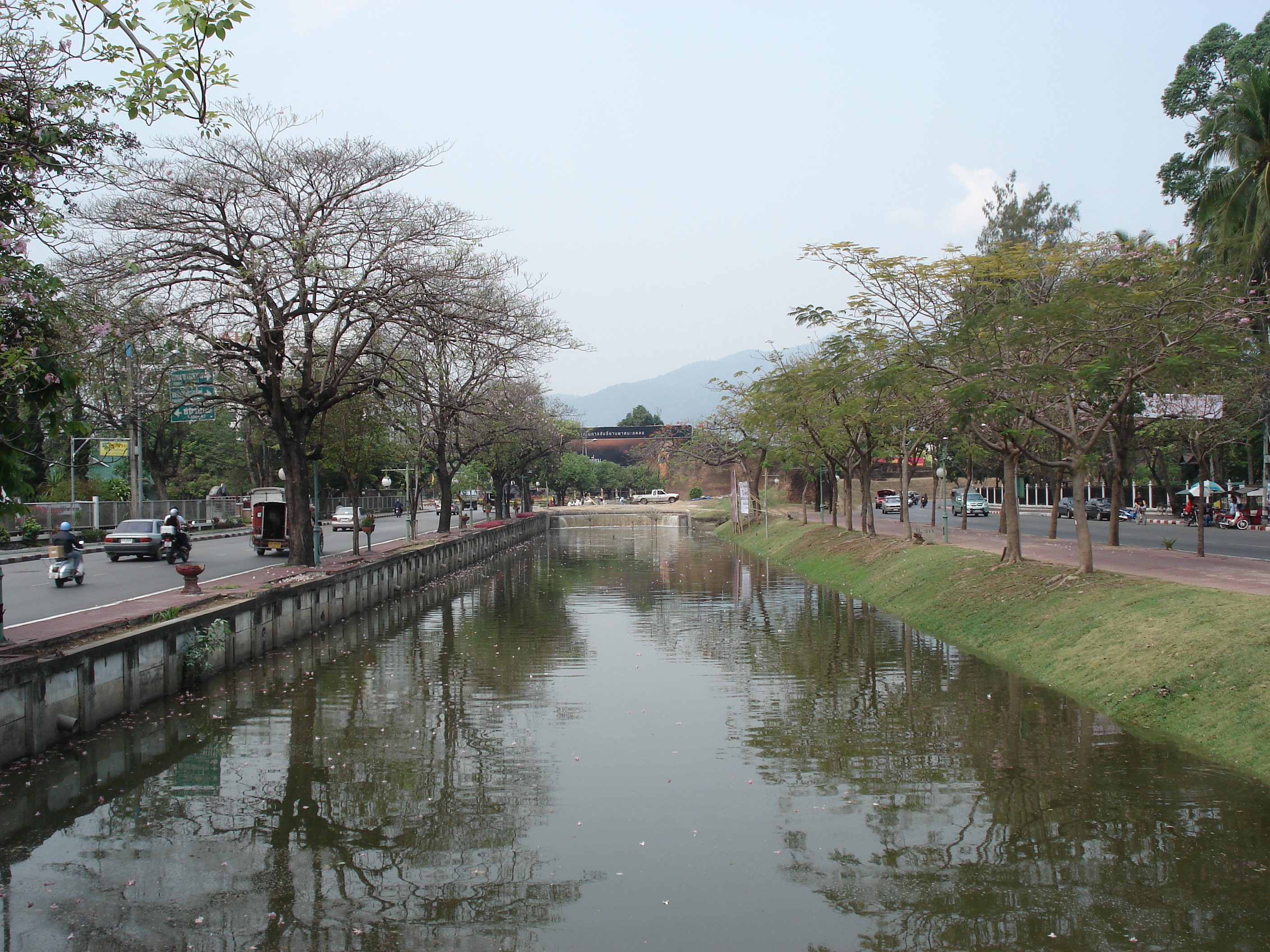 照片 泰国(Thailand) 清迈(Chiang Mai) 护城河内(Inside Canal) 班龙布里路（护城河）(Bamrungburi road (Canal)) 2006-04 1