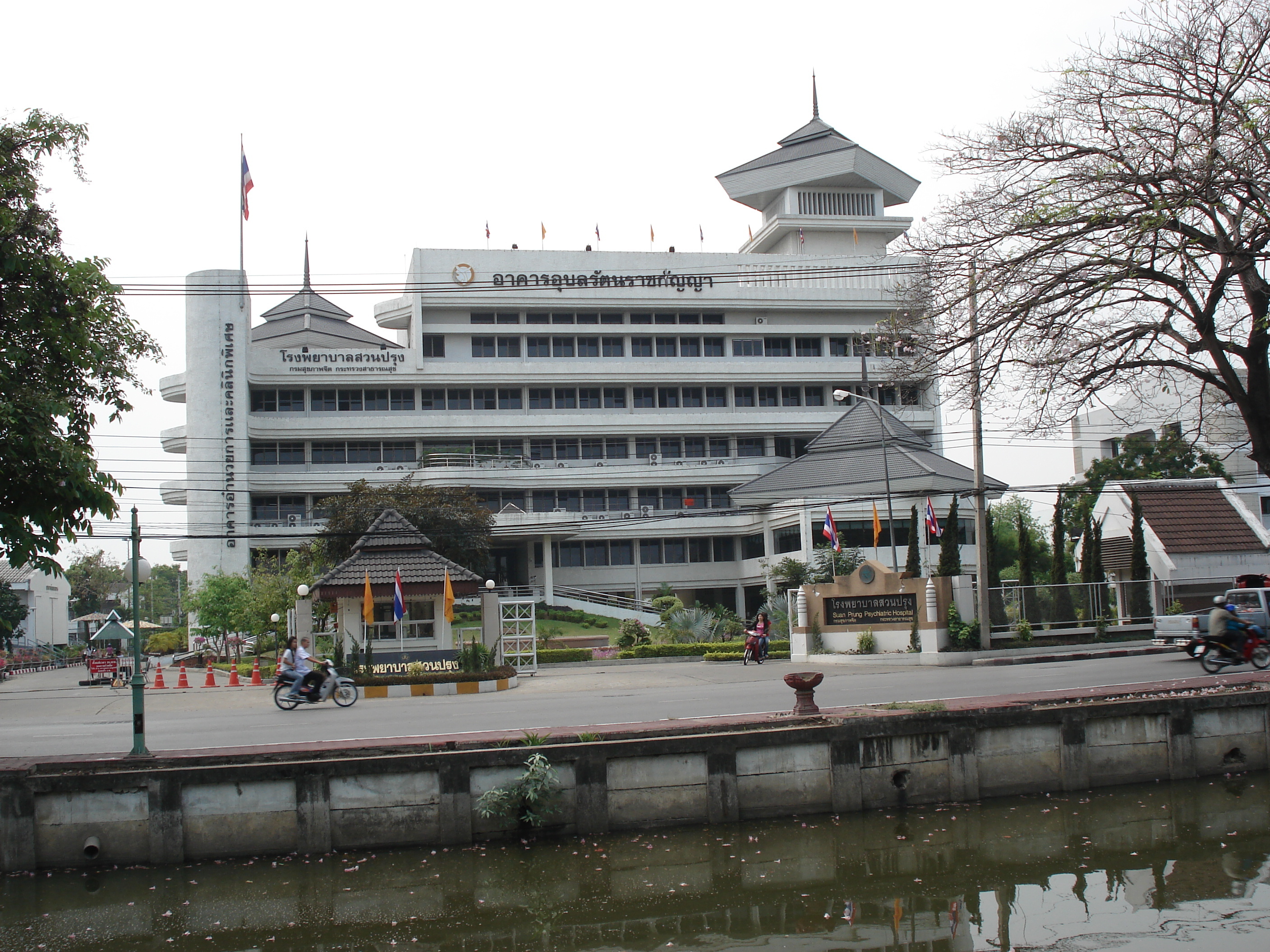 照片 泰国(Thailand) 清迈(Chiang Mai) 护城河内(Inside Canal) 班龙布里路（护城河）(Bamrungburi road (Canal)) 2006-04 0