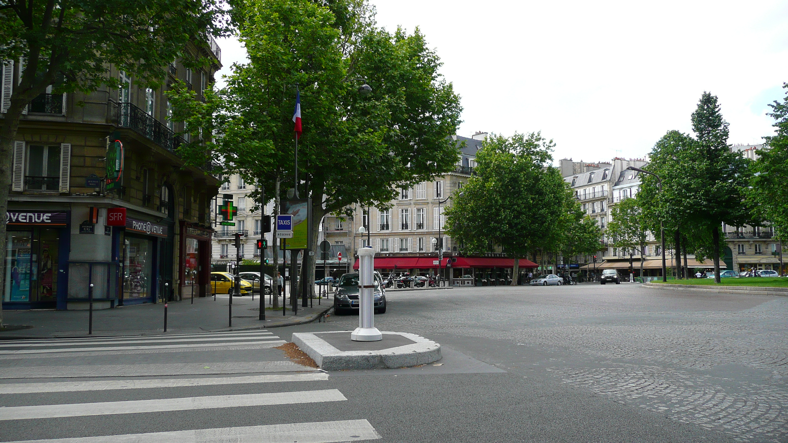照片 法国(France) 巴黎(Paris) 第十七区(17th Arrondissement) 佩雷尔广场(Place Pereire) 2007-05 25