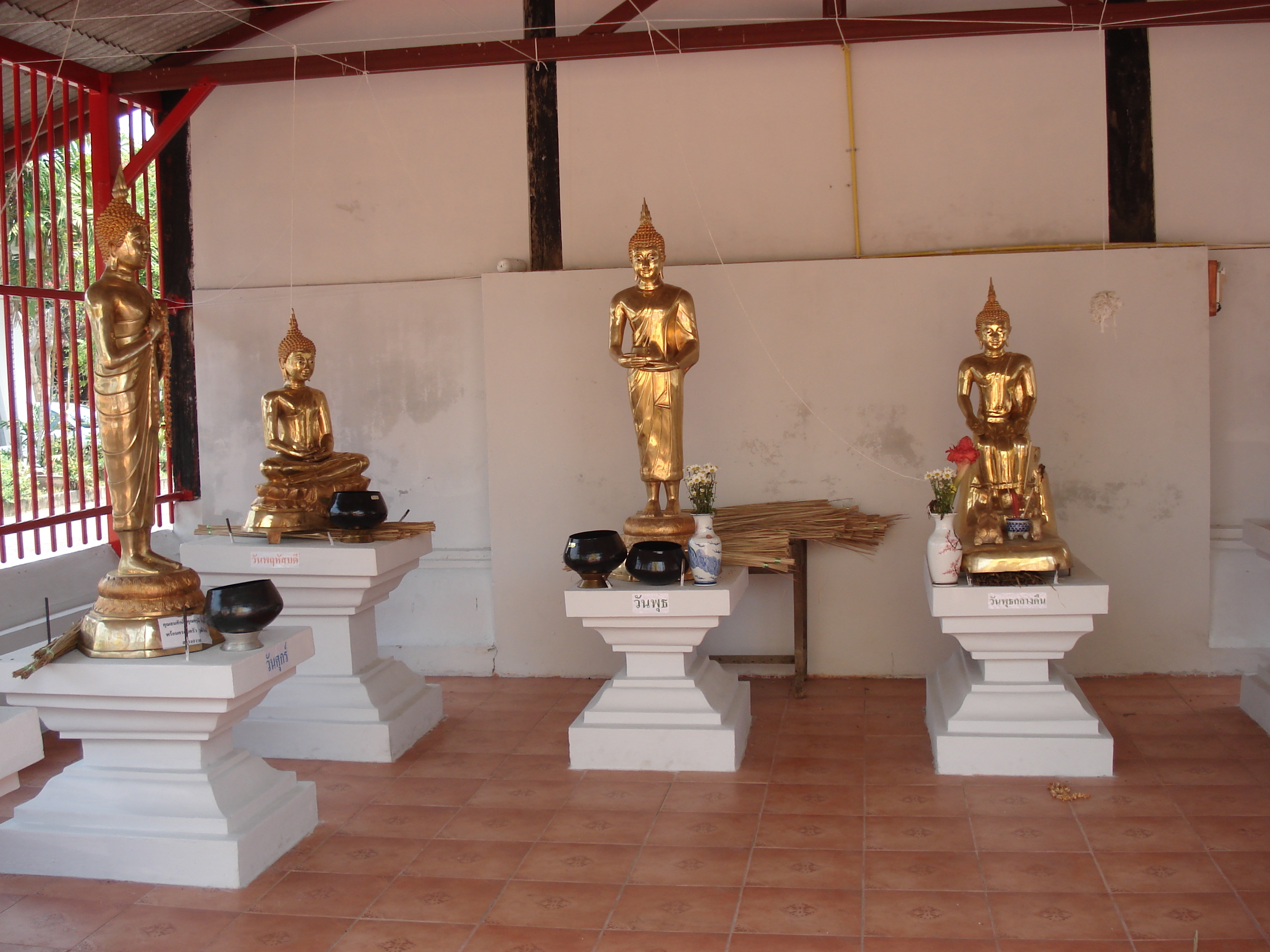 照片 泰国(Thailand) 清迈(Chiang Mai) 护城河内(Inside Canal) 门银岗寺(Wat Mun Ngeun Khong temple) 2006-04 3
