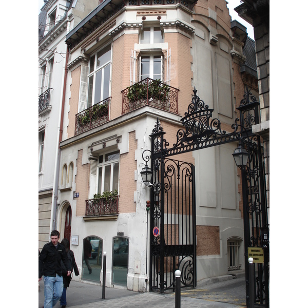 照片 法国(France) 巴黎(Paris) 第十七区(17th Arrondissement) 马勒泽布广场(Place Malesherbes) 2006-03 25