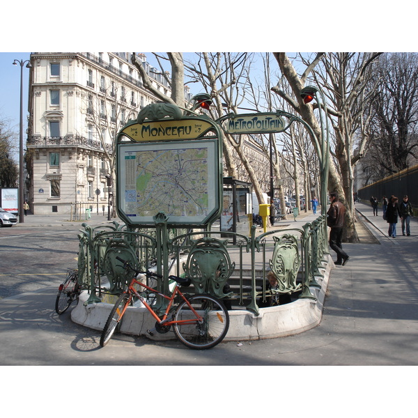 照片 法国(France) 巴黎(Paris) 第十七区(17th Arrondissement) 库尔塞勒大道(Boulevard de Courcelles) 2006-03 0