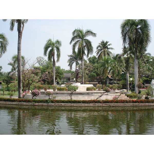照片 泰国(Thailand) 清迈(Chiang Mai) 护城河内(Inside Canal) 布阿哈公园(Buak Had Park) 2006-04 13