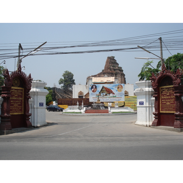 照片 泰国(Thailand) 清迈(Chiang Mai) 护城河内(Inside Canal) 契迪龙寺(Wat Chediluang Varaviharn temple) 2006-04 7