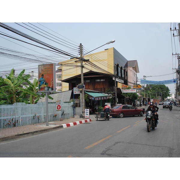 照片 泰国(Thailand) 清迈(Chiang Mai) 护城河内(Inside Canal) 三兰路(Sam Lan Road) 2006-04 10