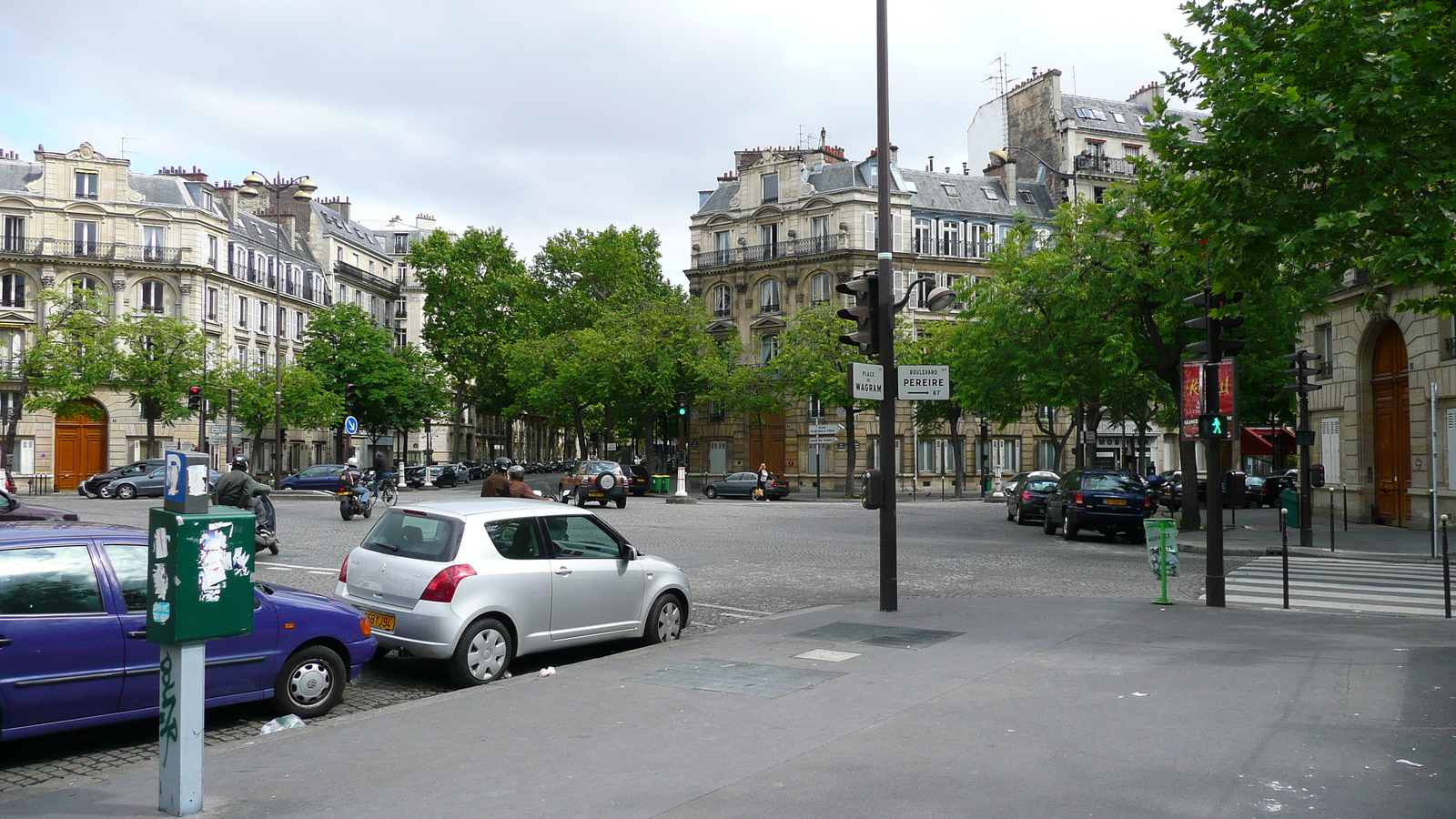 照片 法国(France) 巴黎(Paris) 第十七区(17th Arrondissement) 瓦格拉姆广场(Place Wagram) 2007-05 11