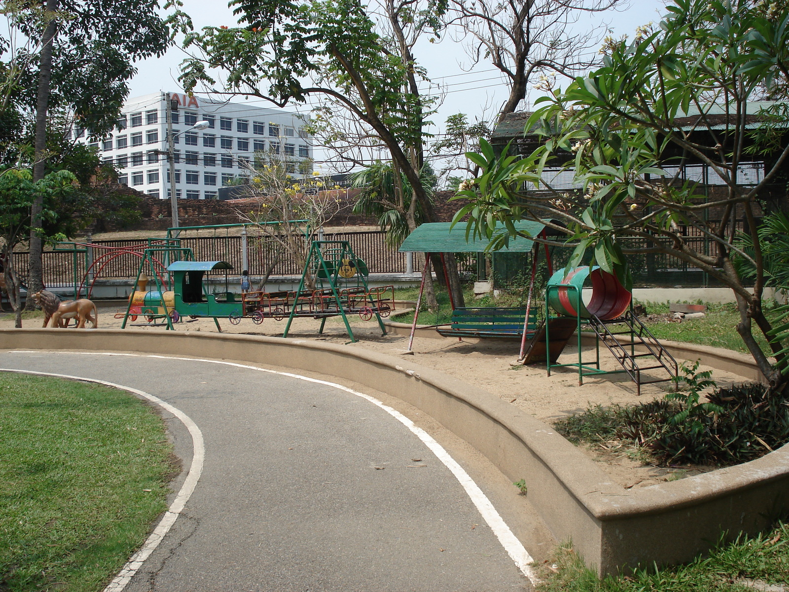 照片 泰国(Thailand) 清迈(Chiang Mai) 护城河内(Inside Canal) 布阿哈公园(Buak Had Park) 2006-04 9