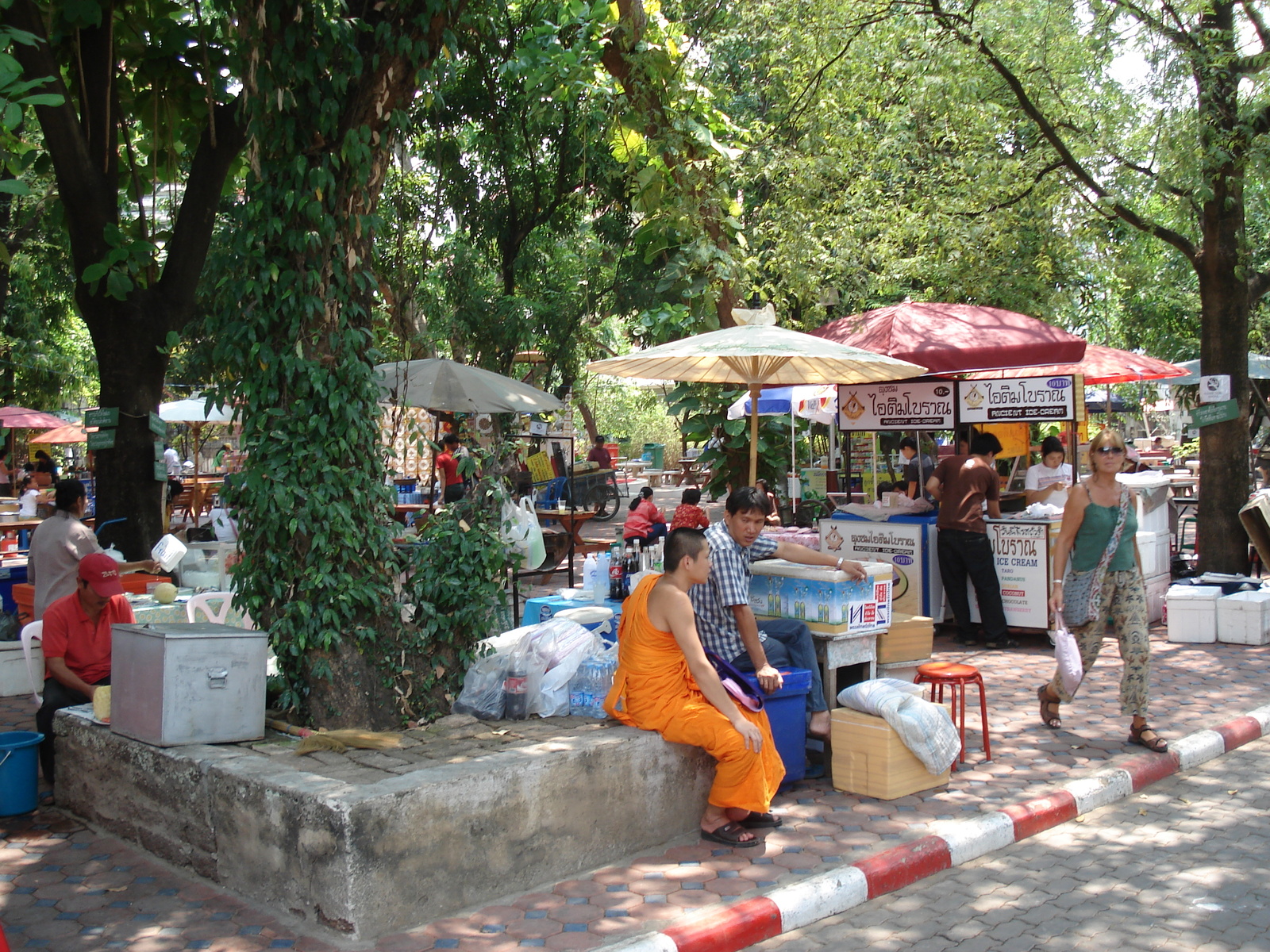 照片 泰国(Thailand) 清迈(Chiang Mai) 护城河内(Inside Canal) 拉查丹嫩路（步行街）(Rad Cha Dom Nurn (Walking Street)) 2006-04 30