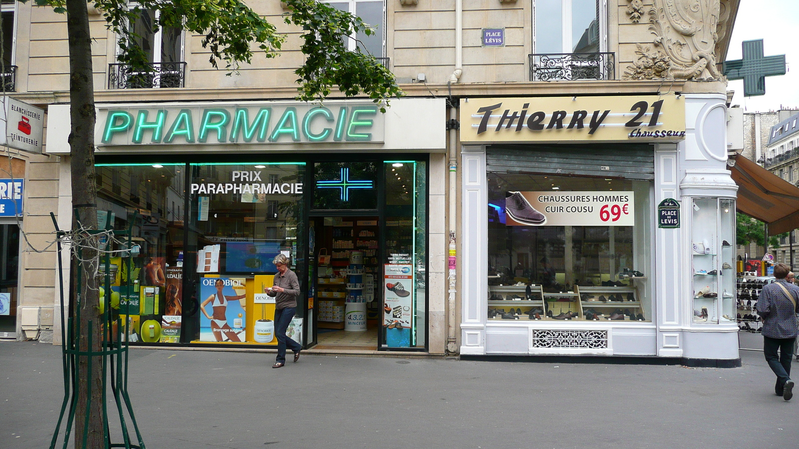 照片 法国(France) 巴黎(Paris) 第十七区(17th Arrondissement) 莱维街(Rue Levis) 2007-05 13
