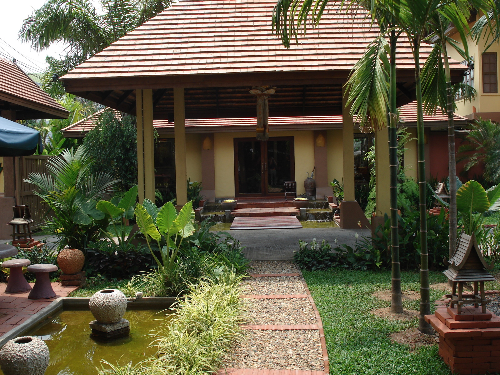 照片 泰国(Thailand) 清迈(Chiang Mai) 护城河内(Inside Canal) 三兰路(Sam Lan Road) 2006-04 0