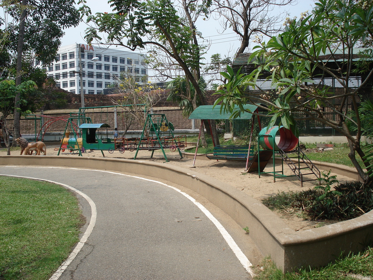 照片 泰国(Thailand) 清迈(Chiang Mai) 护城河内(Inside Canal) 布阿哈公园(Buak Had Park) 2006-04 9