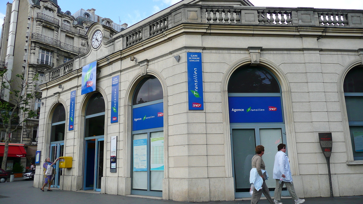 照片 法国(France) 巴黎(Paris) 第十七区(17th Arrondissement) 佩雷尔广场(Place Pereire) 2007-05 21