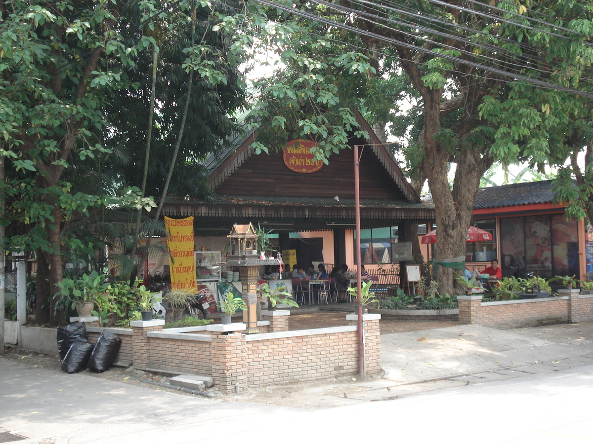照片 泰国(Thailand) 清迈(Chiang Mai) 护城河内(Inside Canal) 三兰路(Sam Lan Road) 2006-04 26