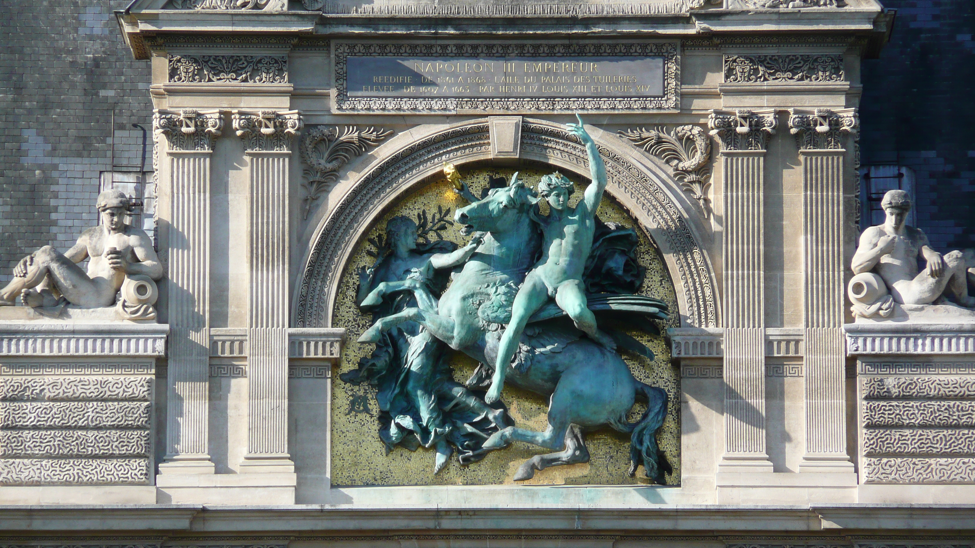 Photo France Paris Le Louvre Facade sur Seine du Louvre 2007-07 0