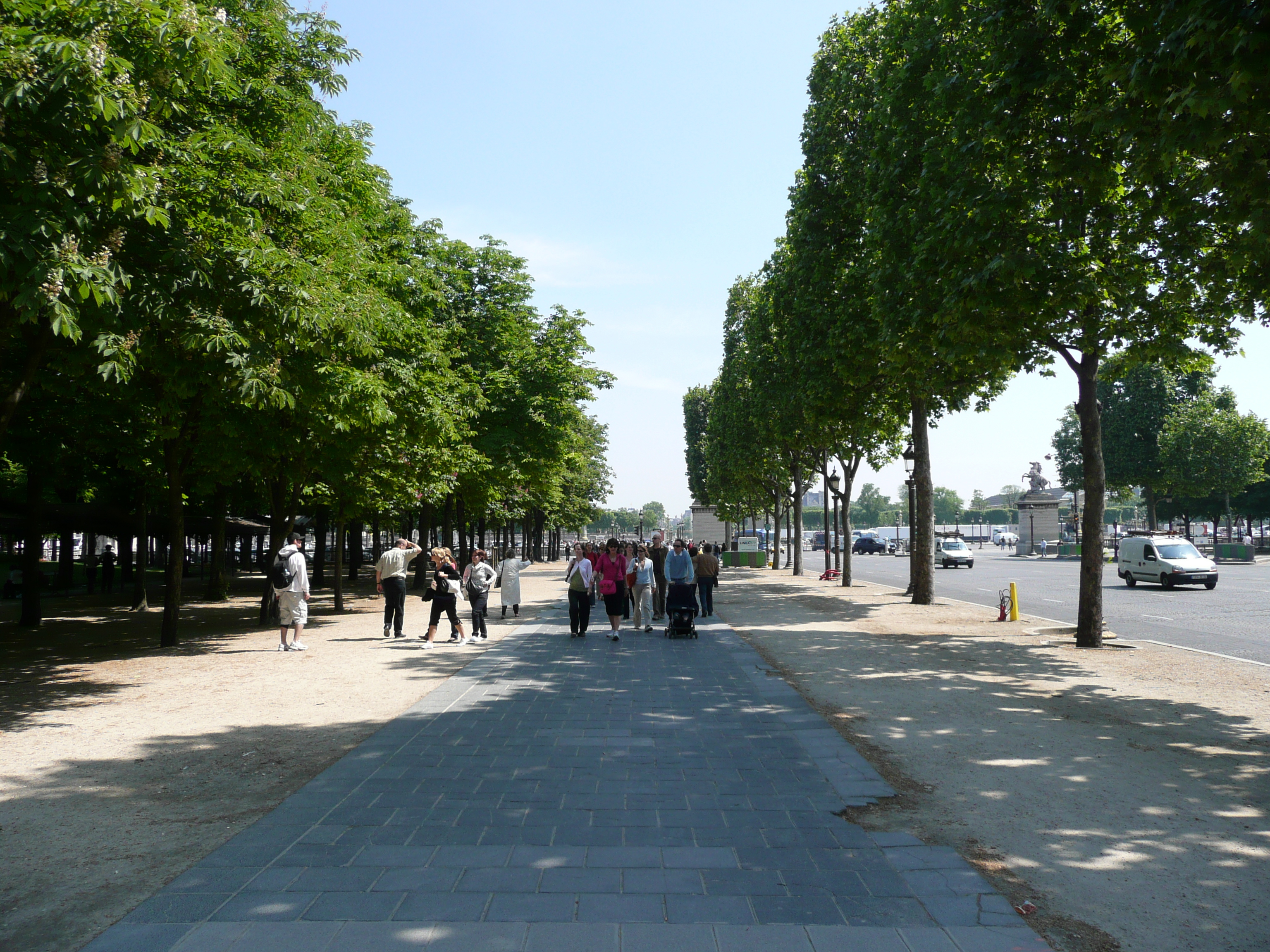 Photo France Paris Avenue des Champs Elysees 2007-05 16