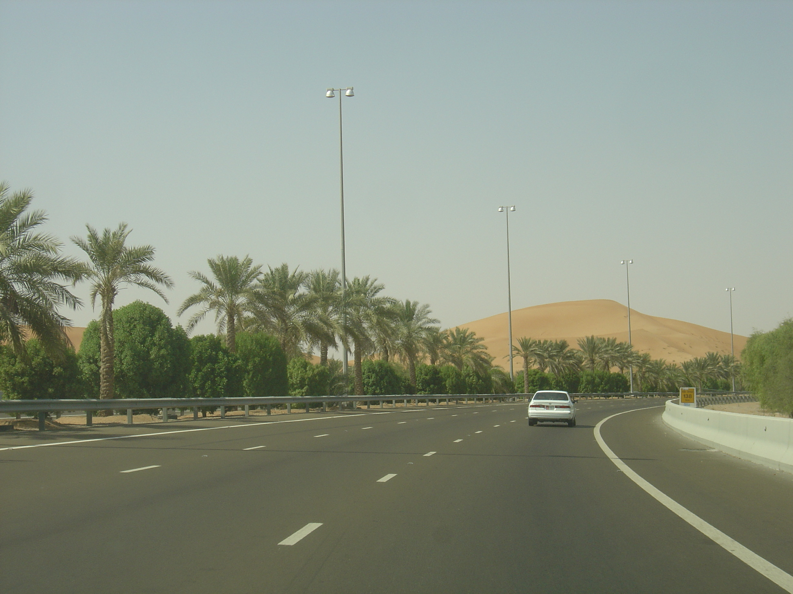 Photo Émirats arabes unis Route de Al Ain à Abu Dhabi 2005-09 8