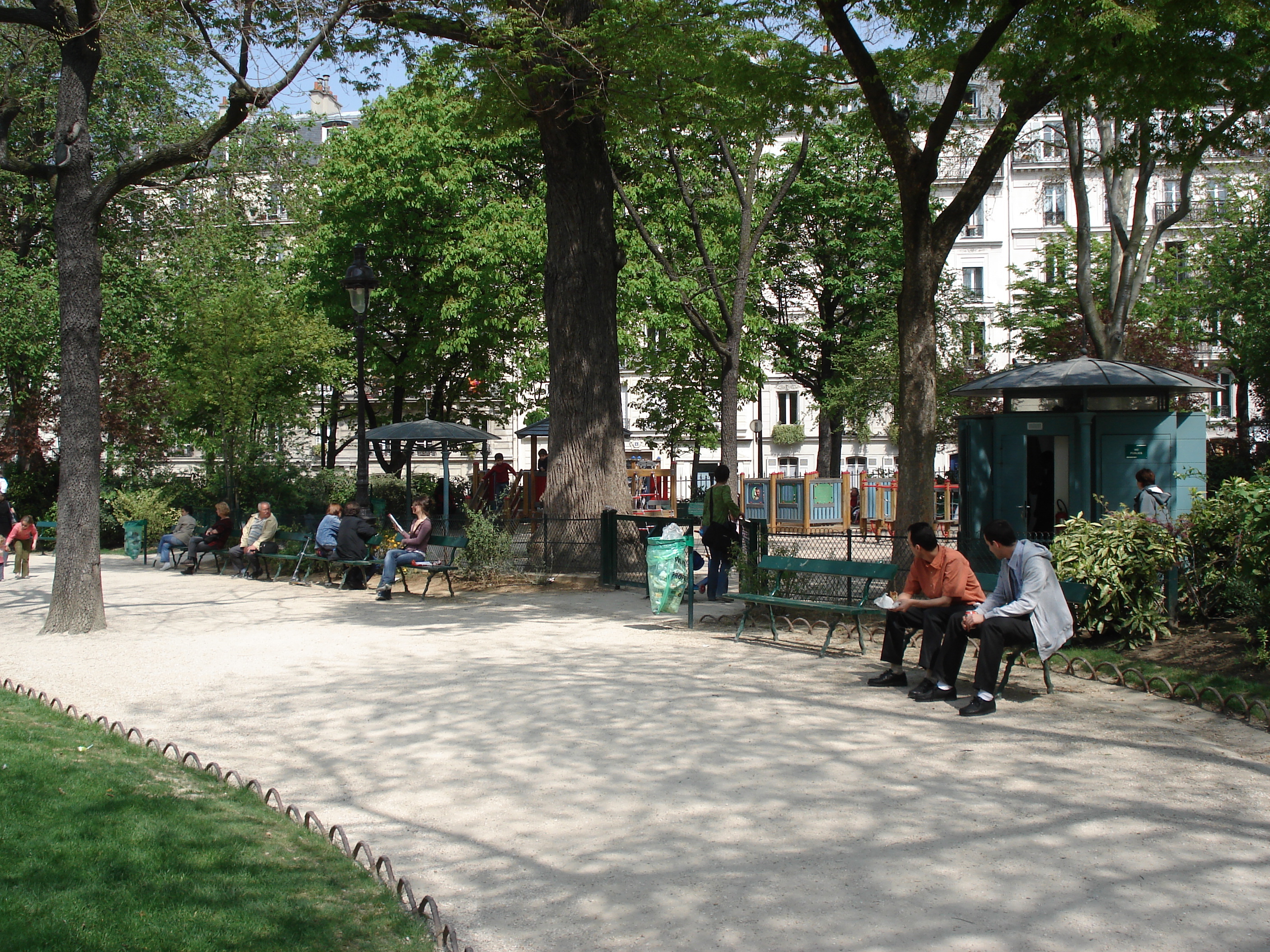Photo France Paris Square des Batignolles 2006-04 12