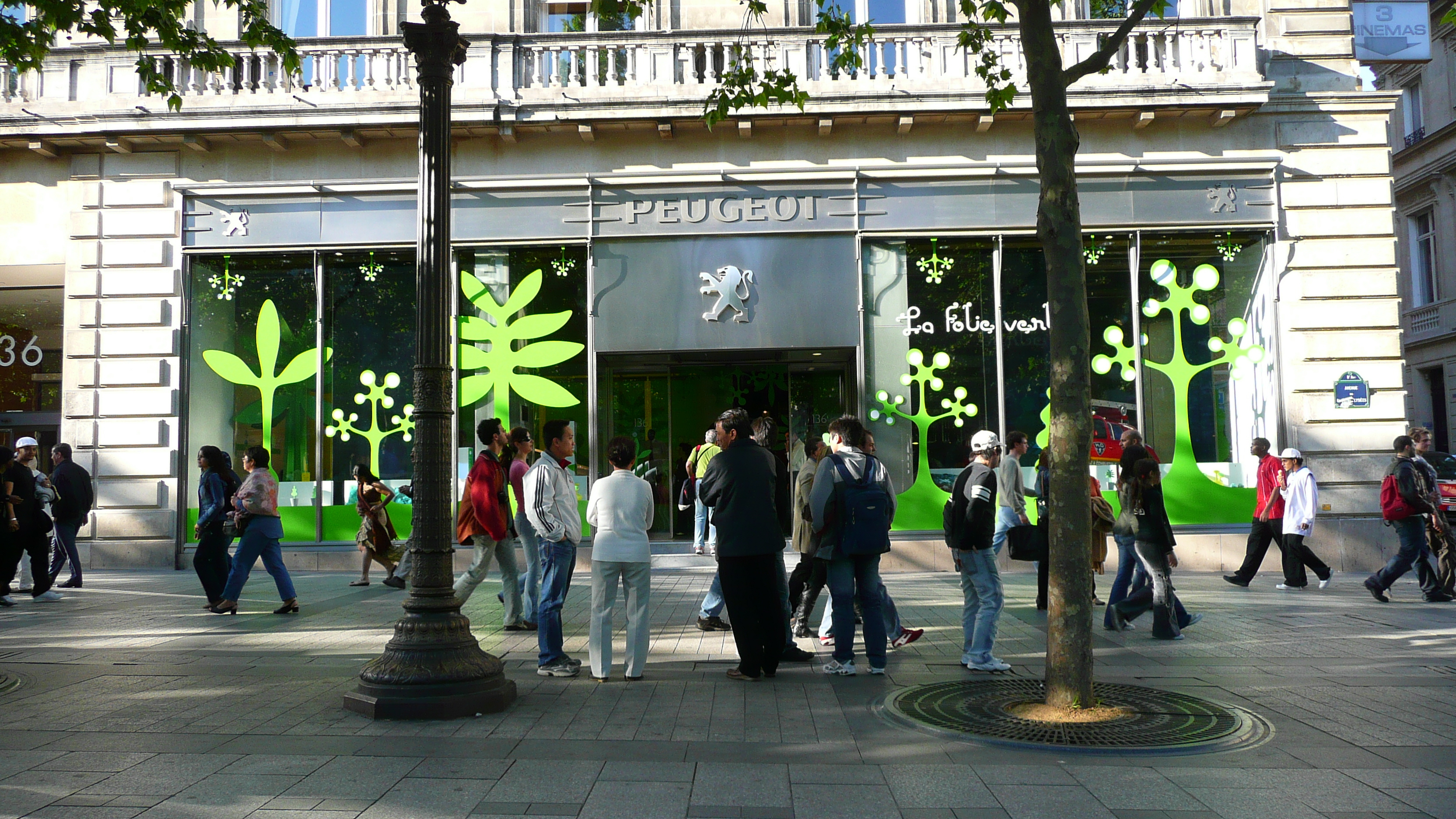 Photo France Paris Avenue des Champs Elysees 2007-04 147
